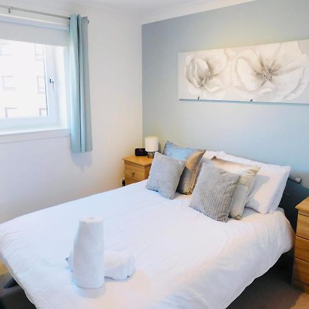 Beautiful 3 Bedroom Apt, Mins From Glasgow Airport, M8 & Sec Paisley Buitenkant foto