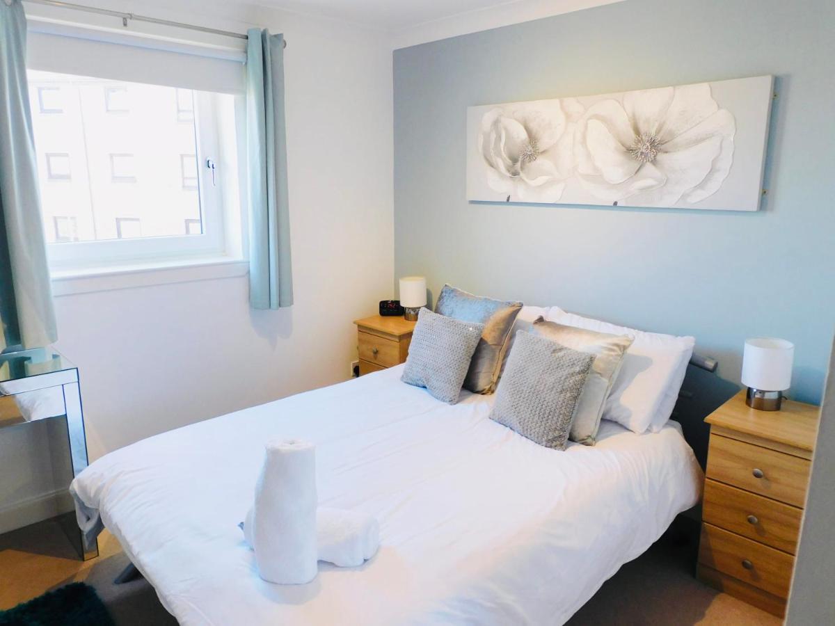 Beautiful 3 Bedroom Apt, Mins From Glasgow Airport, M8 & Sec Paisley Buitenkant foto
